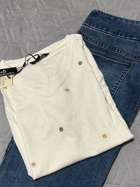 Sz M🇨🇦⭐️NWT Charlie B Cream V Neck Linen Blend Tee with Embroidered Flowers